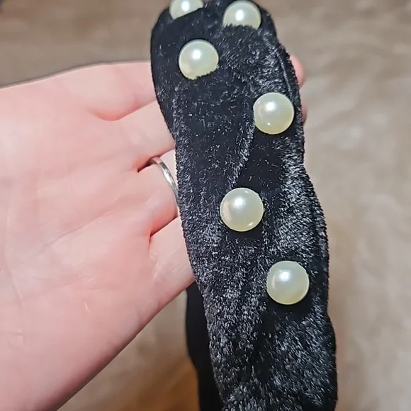 Velour Pearl Headband - Picture 3 of 8